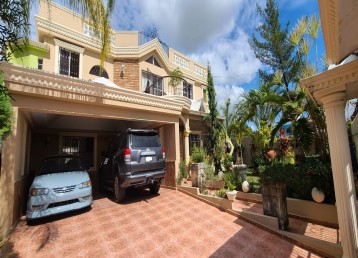 🏢🌴🏢*Espaciosa casa de dos niveles a una esquina de la Av. Ecológica*🏢🌴🏢