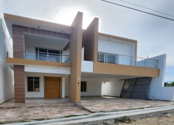 Exclusiva casa en la Autopista de San Isidro, a tan solo 3 minutos de la Avenida Ecológica.