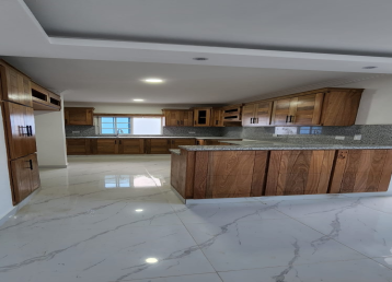 Atractiva casa, espaciosa y con ubicación estratégica.