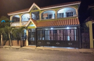 Hermosa Casa De Dos Niveles Con Piscina